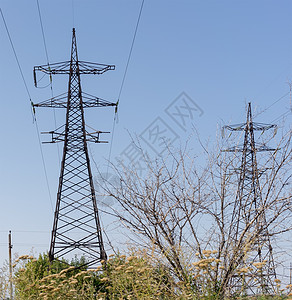 横跨农村地貌的电力供应电站以图片