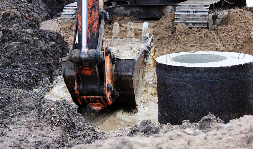 挖土机桶的肮脏工作挖土和铲平地面图片