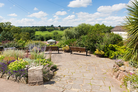 纪念花园RossonWye镇赫里福德郡英国繁忙的集镇位于怀伊河和背景图片