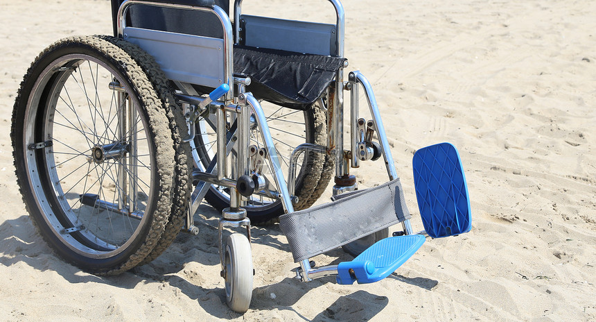 夏天热沙滩上的轮椅图片
