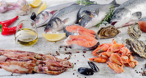 生鱼和海鲜配有新鲜芳香药草和香料图片