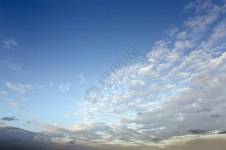 日落时的白云和清澈的蓝天图片