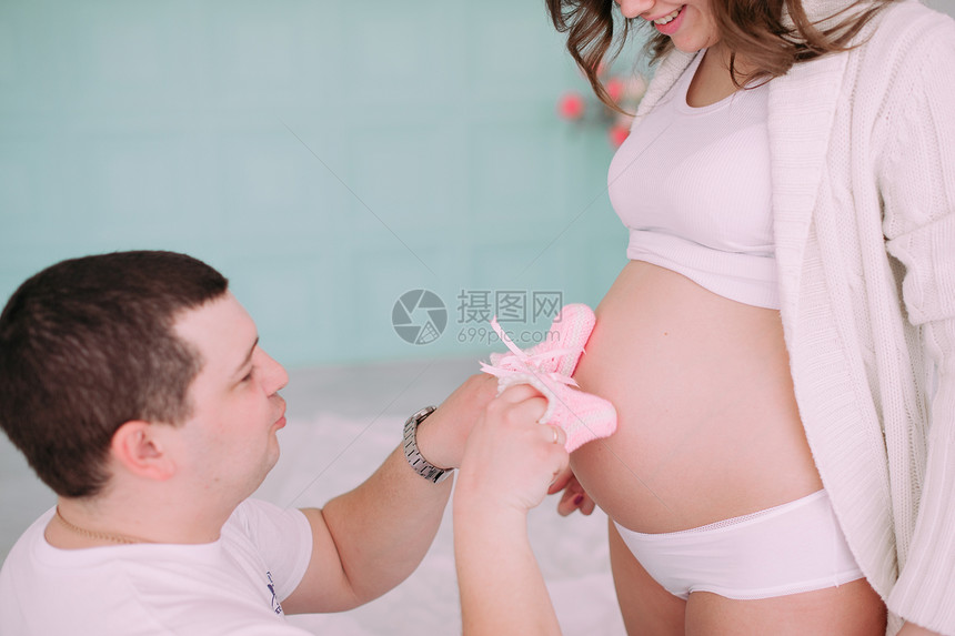 孕妇及其身着白衣丈夫的怀孕妇女及其丈夫在等待婴图片