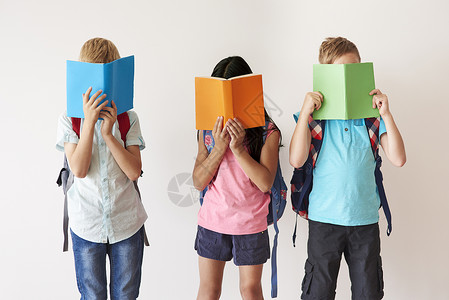 孩子们用书遮住脸图片