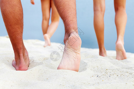 走在沙滩上的青少年鞋底图片