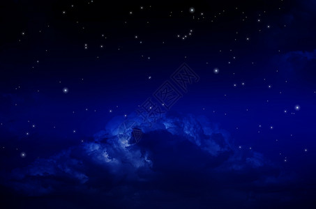 与星和云彩的夜空深蓝色调背景图片