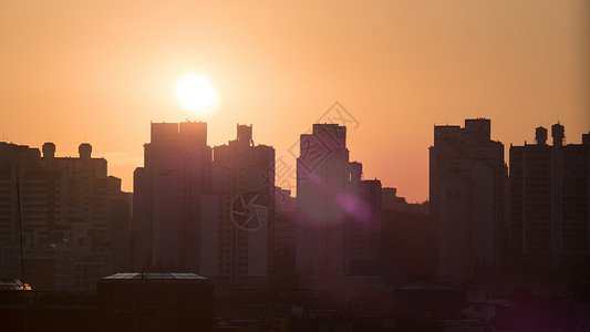 清晨的城市风景建筑的轮廓与温暖的橙色天空和明阳光相图片