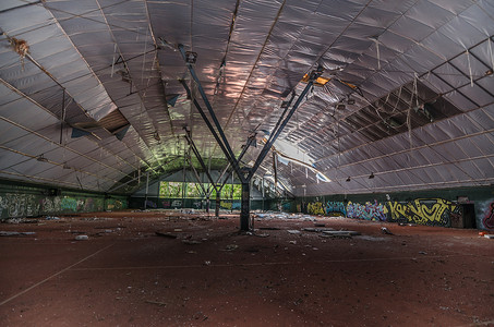 废弃的旧网球馆图片