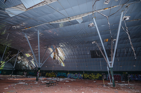 拆除废弃的旧网球馆图片