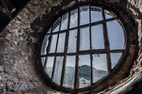 工厂的圆形旧窗户图片
