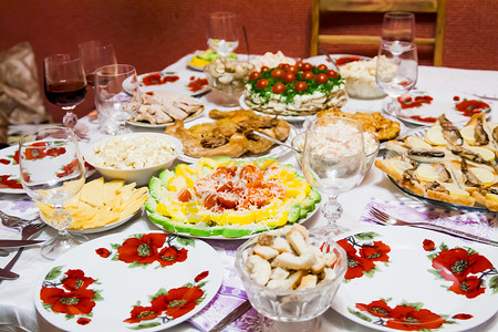 节日餐桌上的菜肴不同的菜肴沙拉图片