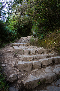 通向马丘比顶端的石路以陡峭的斜图片