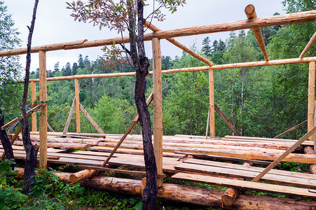 建筑房屋用原木安装木梁图片
