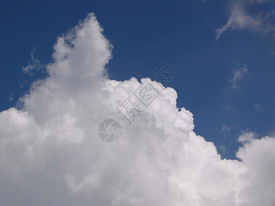 水蒸气凝结成云背景图片