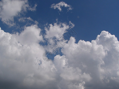 水蒸气凝结成云背景图片