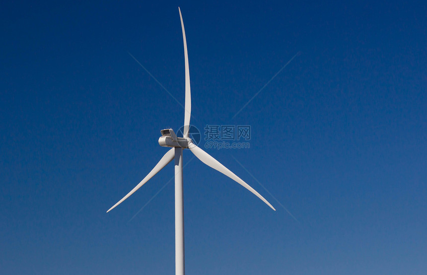 用于发电的风车在蓝天图片