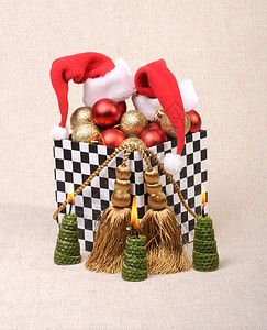多米诺式的礼物盒里面装满圣诞球帽子圣诞老人用金皮带图片