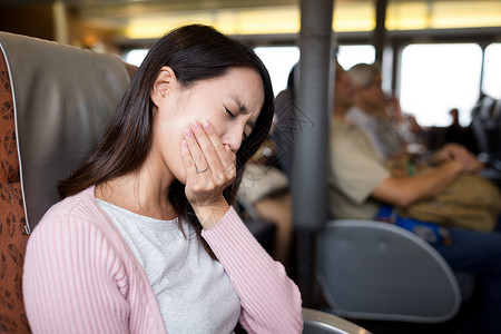 亚裔年轻女子感到不舒服图片