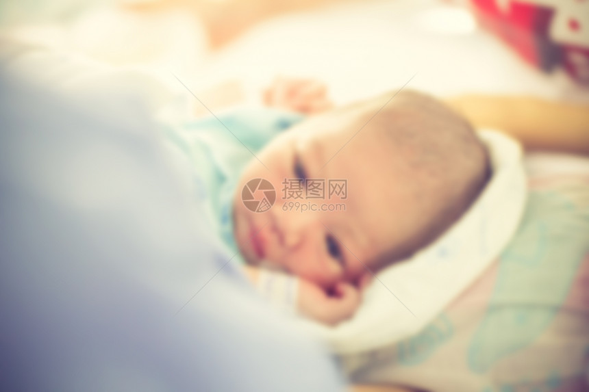 新出生婴儿在医院产后房中以传统颜色图片