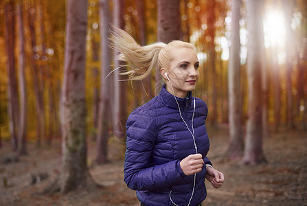 年轻的运动青年金发女郎在秋天图片