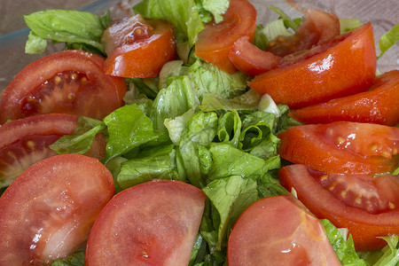 新鲜西红柿和生菜沙拉特写图片