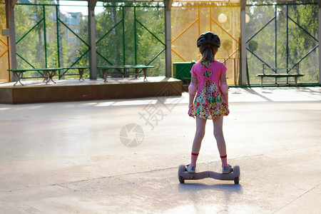 公园里骑着气垫板的女孩图片