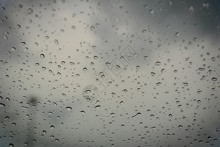 窗口帘上的雨滴浅的田地深度图片