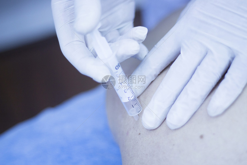 物理治疗医生和诊所病人通过注射针注射医疗程序图片