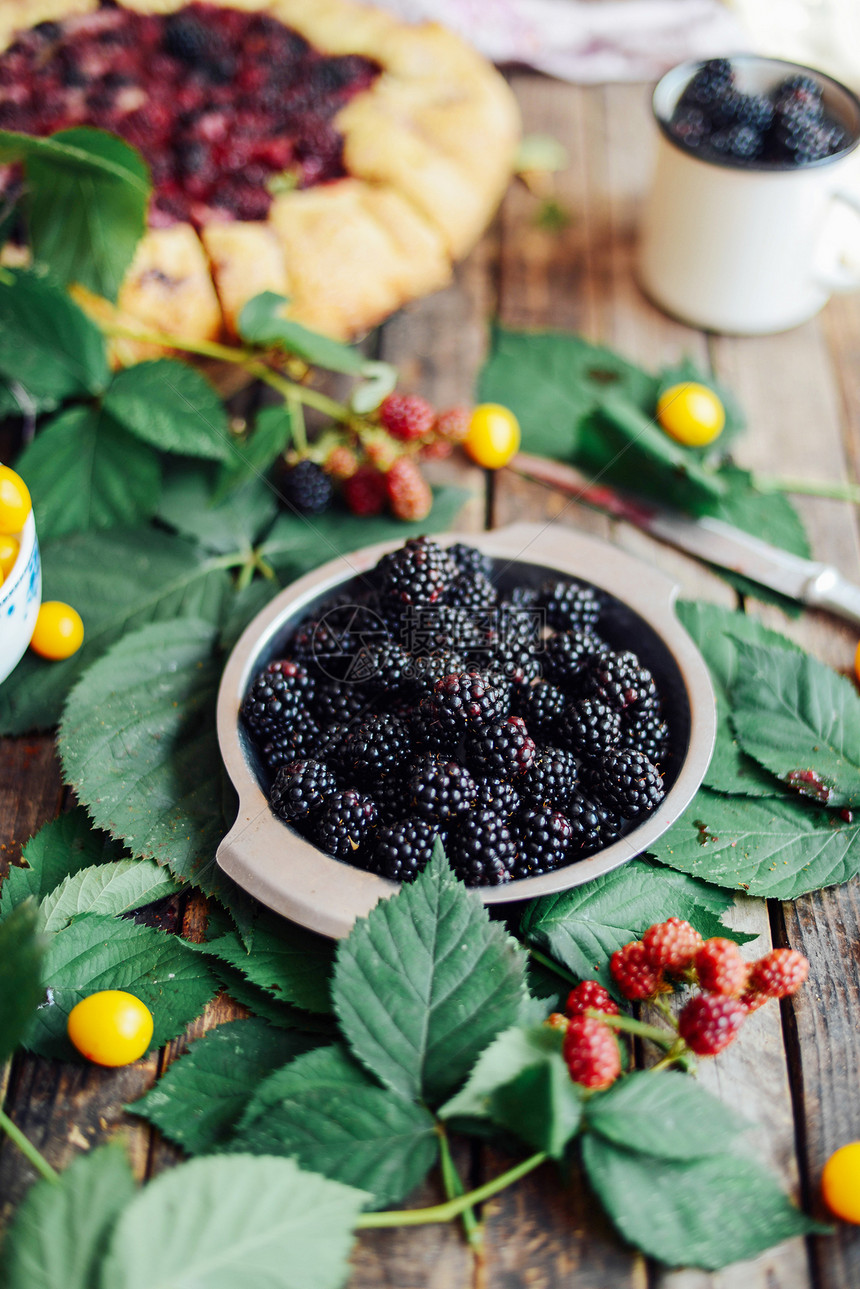 新鲜出炉的浆果派黑莓派缺少一片浆果馅饼准备在夏天用新鲜采摘图片