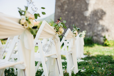 在目的地举行婚礼仪式时用鲜花装饰的彩图片
