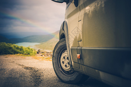 露营者和风景如画的彩虹越野露营者驾驶图片