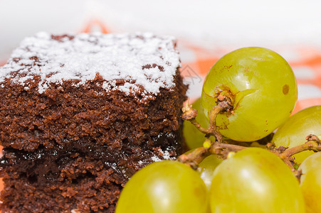 巧克力海绵蛋糕加冰糖和葡萄图片