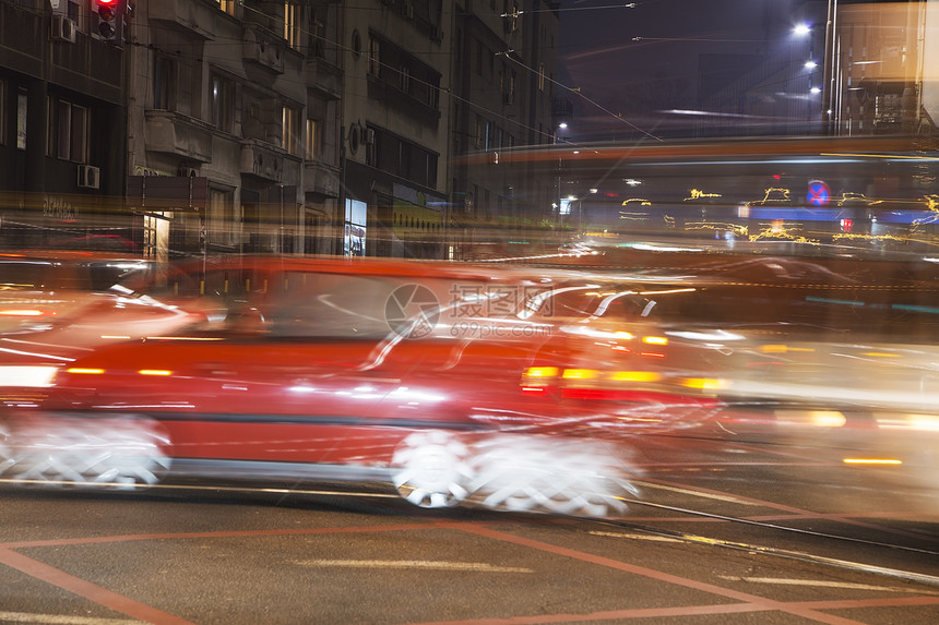 夜间高速行驶的红色汽车图片