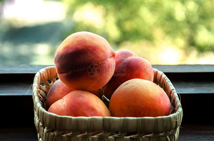 夏季桃子成熟果子图片