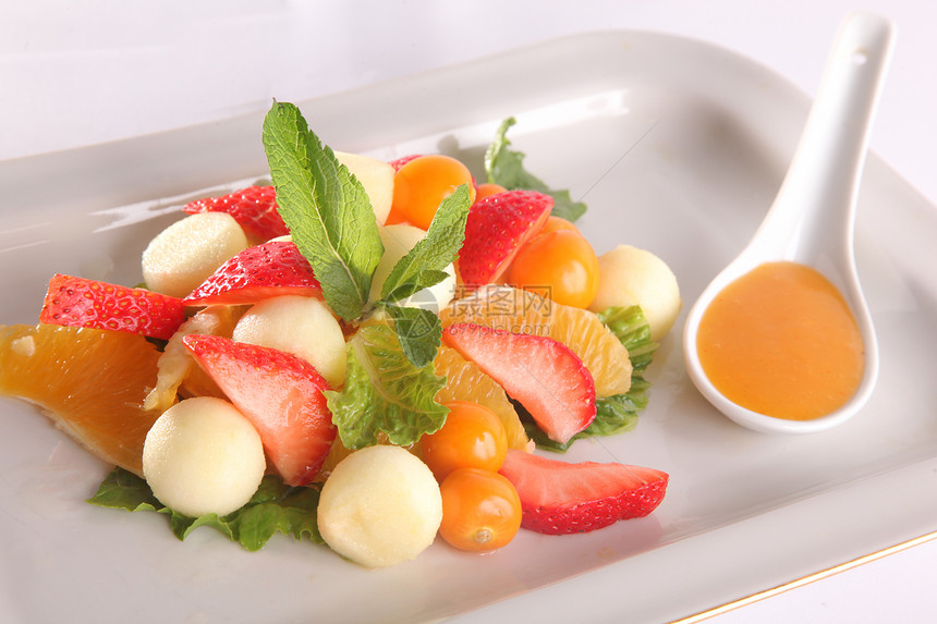 水果和白莓沙拉盘图片