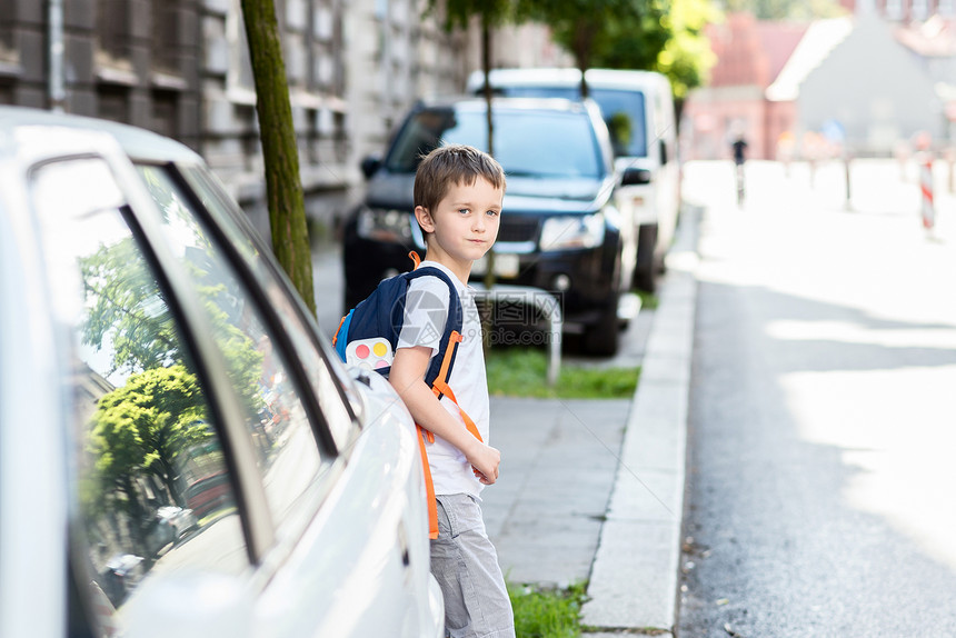 等待机会搬到街对面的小男生去学校的路图片