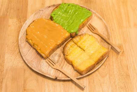 面包加黄油奶油和木板图片