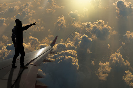 人类用飞机翼的乌云指着太阳的人休眠挑图片