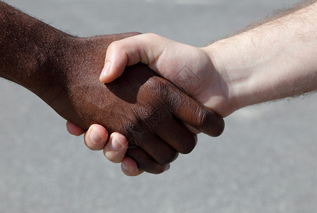 非洲和白人男子在户外握手图片
