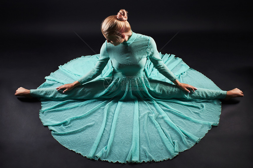美丽的芭蕾舞女佳人穿着蓝裙图片