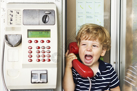 一个小男孩对着电话大喊叫孩子对着红色图片