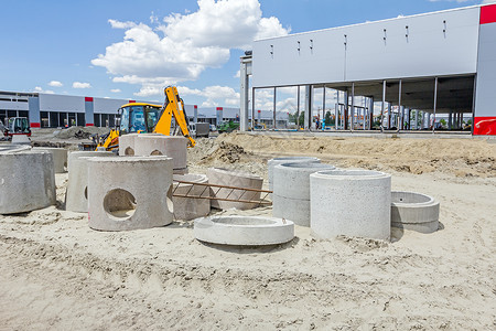 新的水泥预制管道用于建筑工地堆积的坑图片