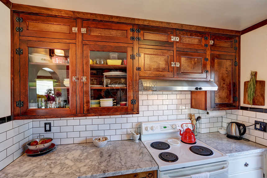 旧厨房橱柜和白瓷砖背面的电镀水滴子美国西图片