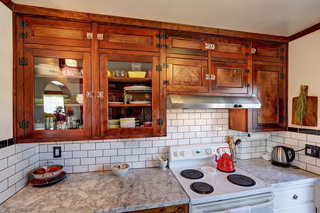 旧厨房橱柜和白瓷砖背面的电镀水滴子美国西背景图片