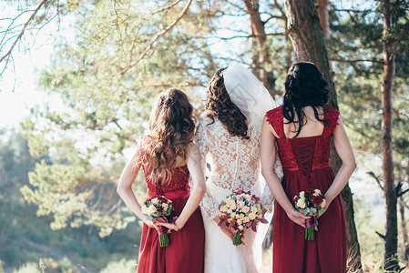 新娘及其伴娘手握着鲜花为图片