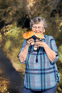 快乐活跃的年长妇女图片
