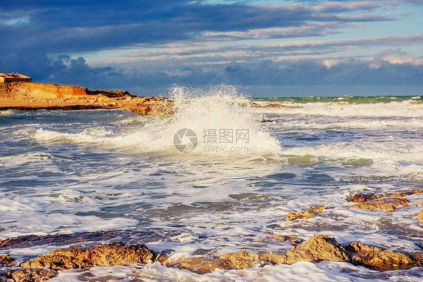 位于圣维托西里利亚意大利欧洲地中海和蒂罗亨尼亚海的山顶上图片