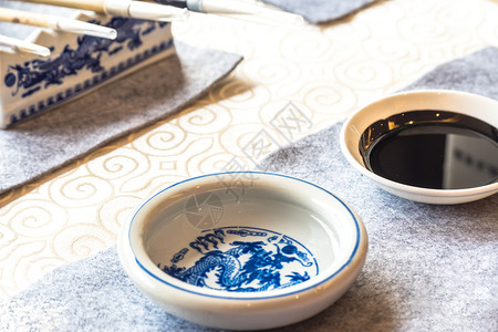 桌上有黑色墨水的陶瓷碗图片