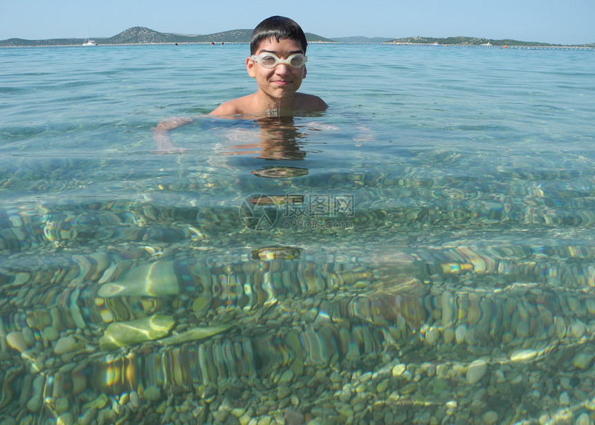 高兴的男孩从海里游泳图片