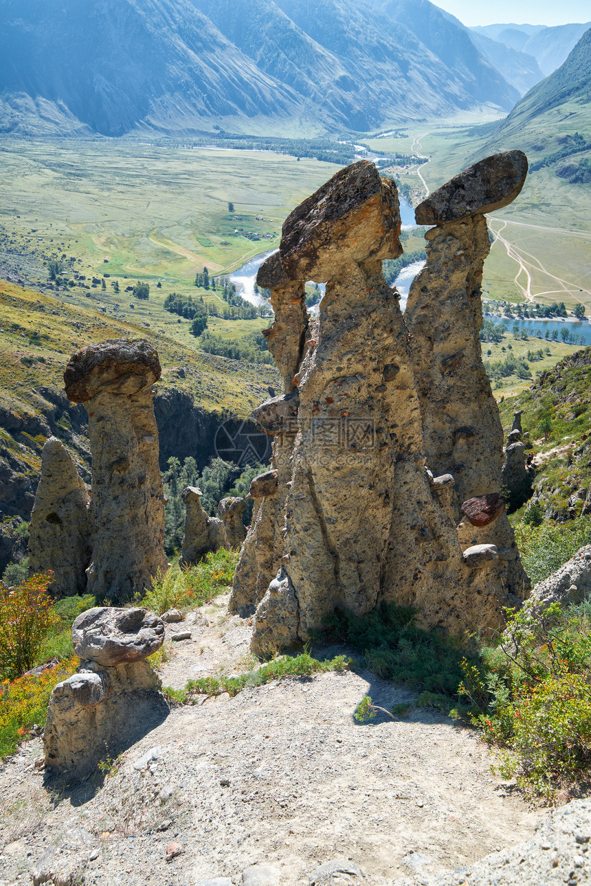 自然现象和自然奇迹石岩石在楚雷什曼河附近的阿尔泰山脉俄图片